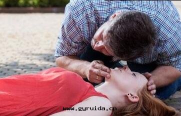 夏季有(yǒu)人(rén)中暑如(rú)何采取(qǔ)急救措施