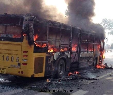 公(gōng)交車火(huǒ)災逃生(shēng)辦(bàn)法(fǎ)：公(gōng)交車上(shàng)有(yǒu)三(sān)道(dào)防火(huǒ)裝(zhuāng)置