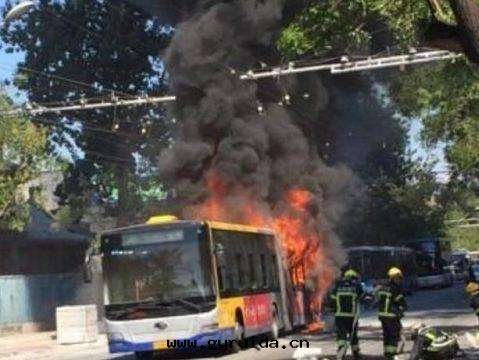 公(gōng)交車起火(huǒ)後(hòu)乘客如(rú)何安(ān)全(quán)脫險