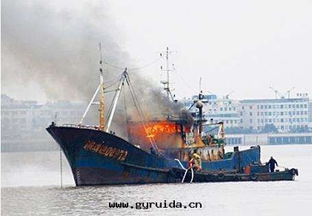 漁船起火(huǒ)後(hòu)不(bù)要(yào)驚慌,要(yào)迅速逃生(shēng)自(zì)救