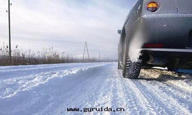 冰雪(xuě)路(lù)面的(de)安(ān)全(quán)駕駛技巧