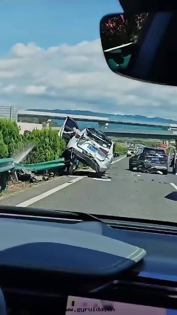 高(gāo)速路(lù)出(chū)事(shì)故，把(bǎ)握關(guān)鍵步驟，守護生(shēng)命安(ān)全(quán)