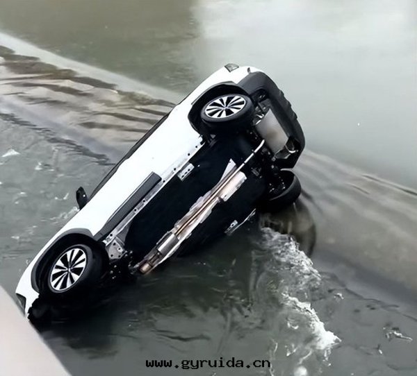 呼和(hé)浩特(tè)一(yī)油(yóu)車墜河(hé),車內(nèi)两(liǎng)人(rén)驚險逃生(shēng),这(zhè)些交通(tòng)安(ān)全(quán)知識需牢記(jì)