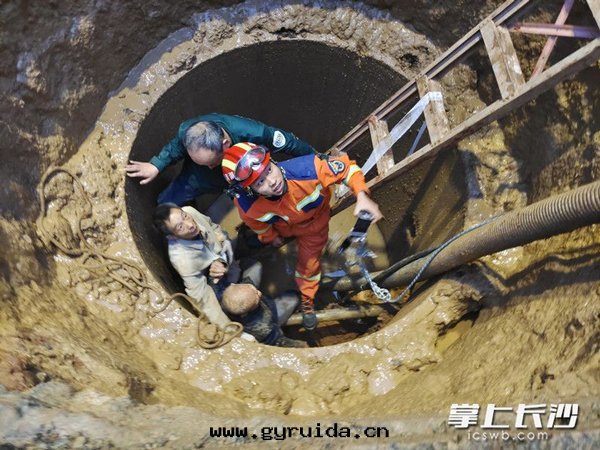 工人(rén)不(bù)慎墜入(rù)6米(mǐ)深下(xià)水(shuǐ)道(dào)且受傷嚴重(zhòng) 甯鄉(xiāng)消防緊急救援 渾浊(zhuó)泥(ní)水(shuǐ)中背出(chū)傷者(zhě)