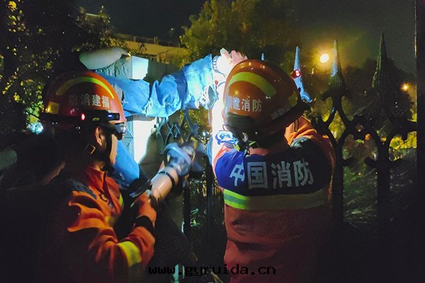 翻越铁(tiě)栅欄受傷?这(zhè)些急救知識你必須知道(dào)!