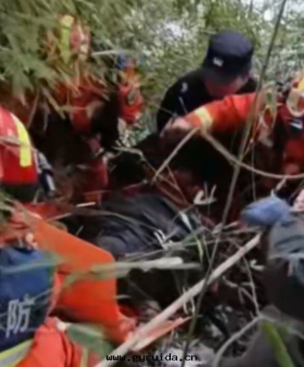 男子滑落(là)半山(shān)腰,消防雪(xuě)中救援!戶外(wài)作(zuò)業安(ān)全(quán)提(tí)醒