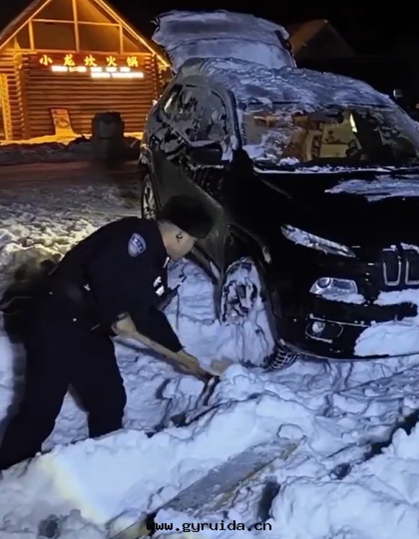 新(xīn)疆阿勒泰暴雪(xuě)致(zhì)多(duō)車被(bèi)困，民(mín)警緊急救援保平安(ān)