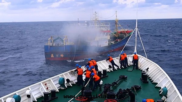 緊急救援！海(hǎi)警迅速處(chù)置漁船火(huǒ)情(qíng)