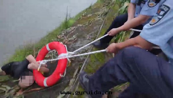 六(liù)旬老(lǎo)人(rén)酒(jiǔ)後(hòu)落(là)水(shuǐ)漂流 9 公(gōng)里(lǐ)，警民(mín)協力譜写(xiě)生(shēng)命救援奇迹