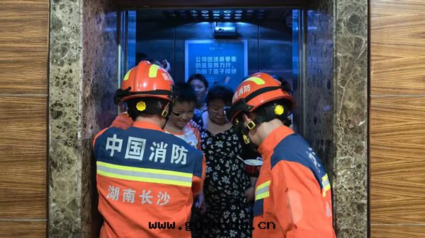 深夜(yè)驚魂!芙蓉消防連(lián)环(huán)救援,28名(míng)群衆被(bèi)困电梯(tī)化(huà)險为(wèi)夷!