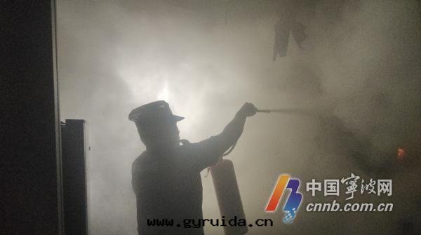 黃金(jīn)4分(fēn)鐘(zhōng)!保安(ān)化(huà)身(shēn)“雪(xuě)人(rén)”灭火(huǒ),他(tā)们(men)的(de)操作(zuò)堪稱教科書(shū)