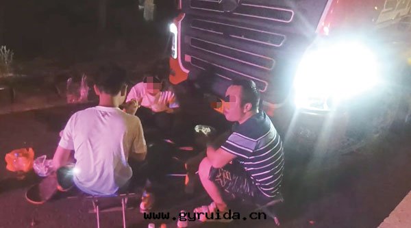 司機(jī)高(gāo)速應(yìng)急車道(dào)支攤做饭，太危險！