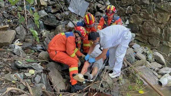 石(dàn)景山(shān)消防緊急救援，墜山(shān)沟(gōu)釣魚男子成功脫險