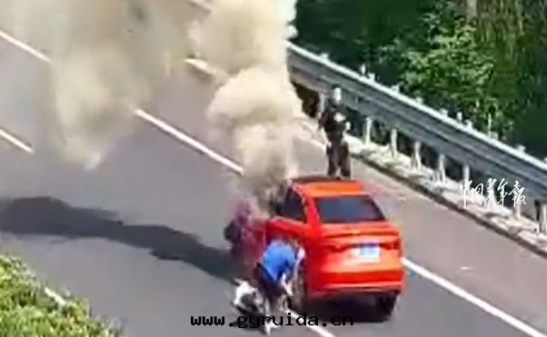 高(gāo)速驚魂：駕駛員危在(zài)旦夕，多(duō)名(míng)陌生(shēng)人(rén)出(chū)手(shǒu)齊心(xīn)協力救人(rén)一(yī)命，为(wèi)生(shēng)命接力！