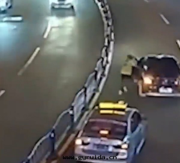 生(shēng)死瞬間(jiān),外(wài)賣(mài)小哥跳車救人(rén),平凡举動(dòng)温(wēn)暖全(quán)城(chéng)