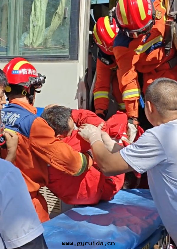 工程車追尾(wěi)事(shì)故!消防人(rén)員緊急破拆救援行動(dòng)