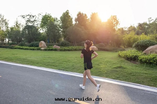 走(zǒu) 5 公(gōng)里(lǐ)和(hé)跑 5 公(gōng)里(lǐ),哪个(gè)对(duì)身(shēn)體(tǐ)更(gèng)好(hǎo)?答(dá)案可(kě)能(néng)跟你想(xiǎng)象(xiàng)的(de)不(bù)一(yī)樣(yàng)