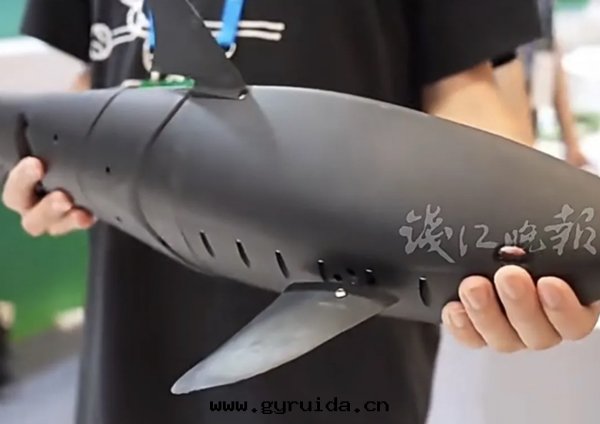 杭州西(xī)湖(hú)驚現(xiàn)“仿生(shēng)機(jī)器魚”！應(yìng)急打撈环(huán)境監測新(xīn)科技