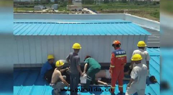 烈日(rì)下(xià)生(shēng)命接力：工人(rén)屋(wū)頂中暑暈倒，民(mín)警和(hé)消防攜手(shǒu)极(jí)速救援