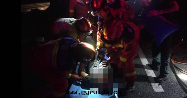 生(shēng)死營救！青(qīng)银(yín)高(gāo)速深夜(yè)三(sān)車連(lián)撞，鄒平消防破拆救出(chū)两(liǎng)名(míng)被(bèi)困司機(jī)