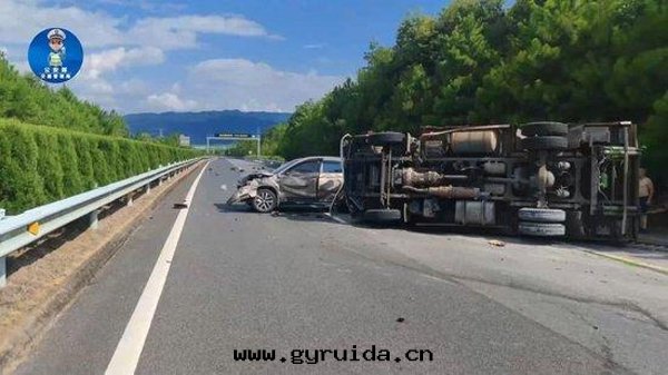 高(gāo)速驚魂！司機(jī)随意(yì)變(biàn)道(dào)，三(sān)車連(lián)撞致(zhì)货車側翻，教訓惨痛！