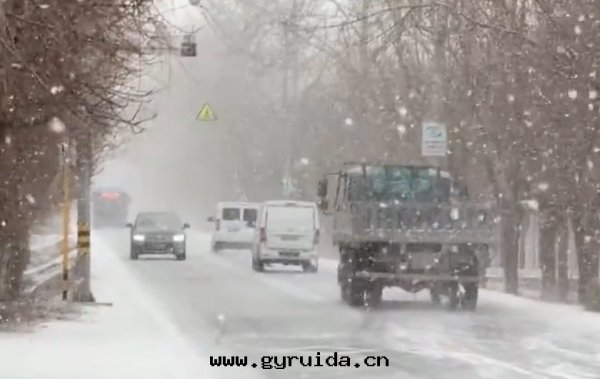 房(fáng)山(shān)暴雪(xuě)藍(lán)色(sè)預警！雪(xuě)量(liàng)4毫(háo)米(mǐ)以(yǐ)上(shàng)，出(chū)行請注意(yì)